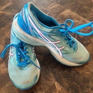 Asics Women's Blue Running Shoes Size 7.5🥰